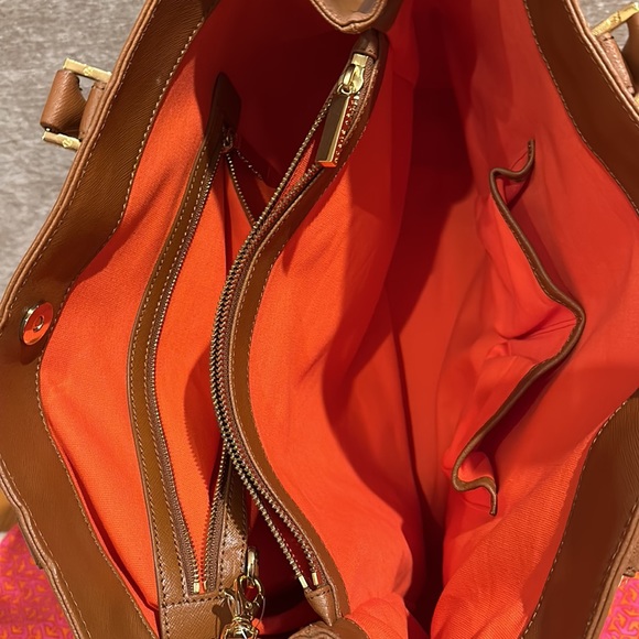 NWT. Tory Burch Robinson East West Tote. Never used. Smoke free home. - Picture 7 of 15